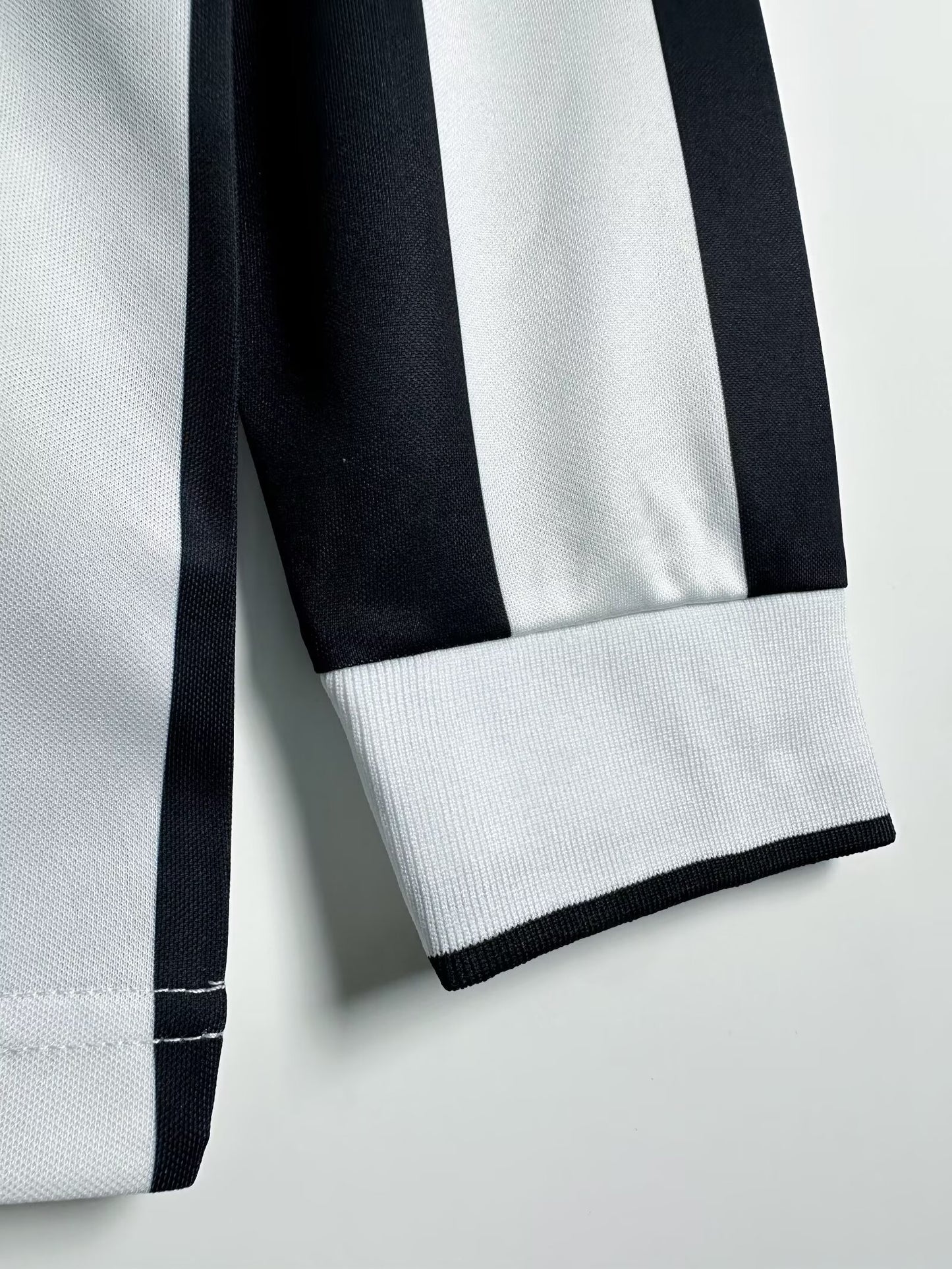 Long Sleeved Retro Juventus 1995/96 Home Kit