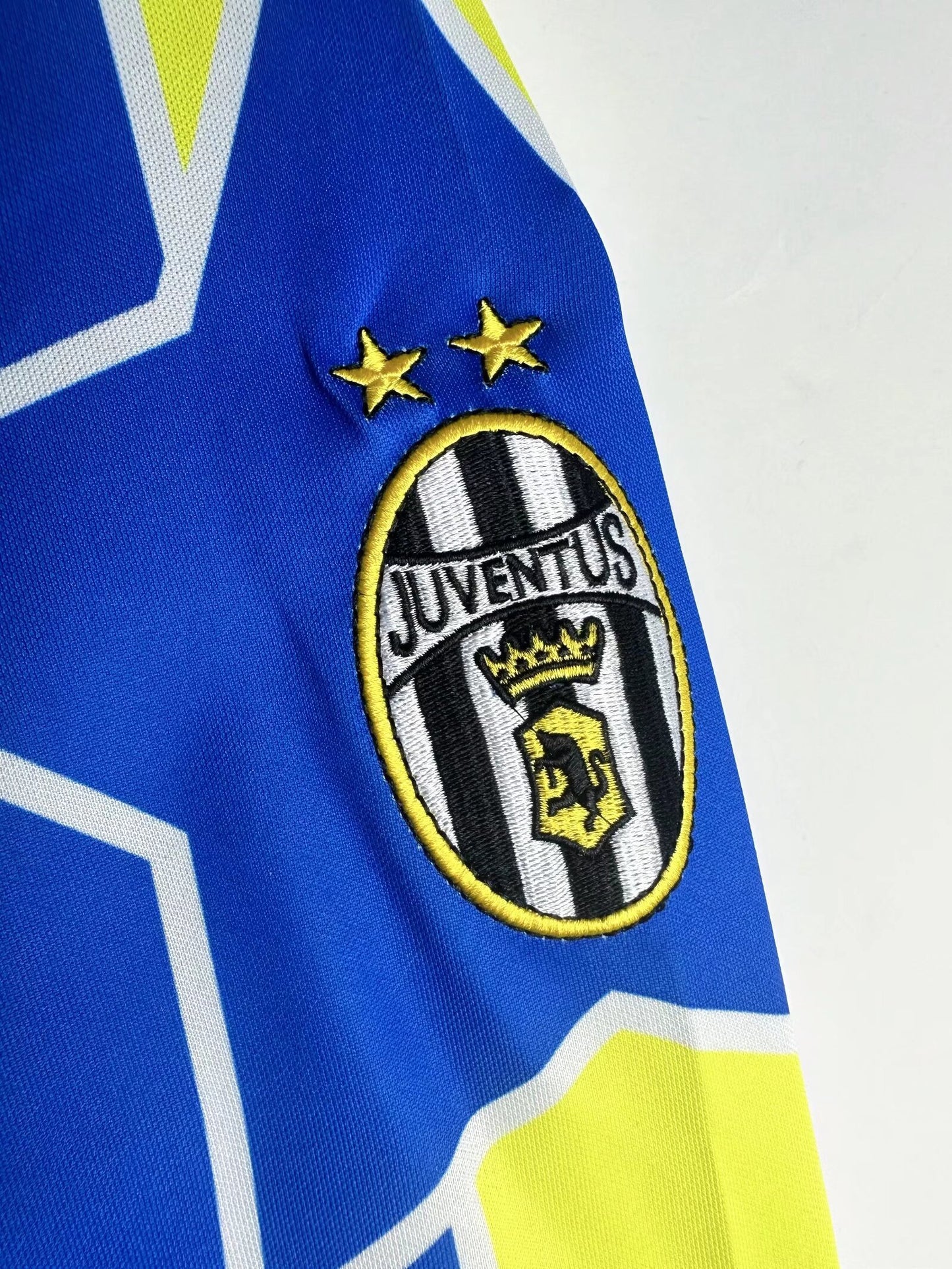 Long Sleeved Retro Juventus 1997/98 Away Kit
