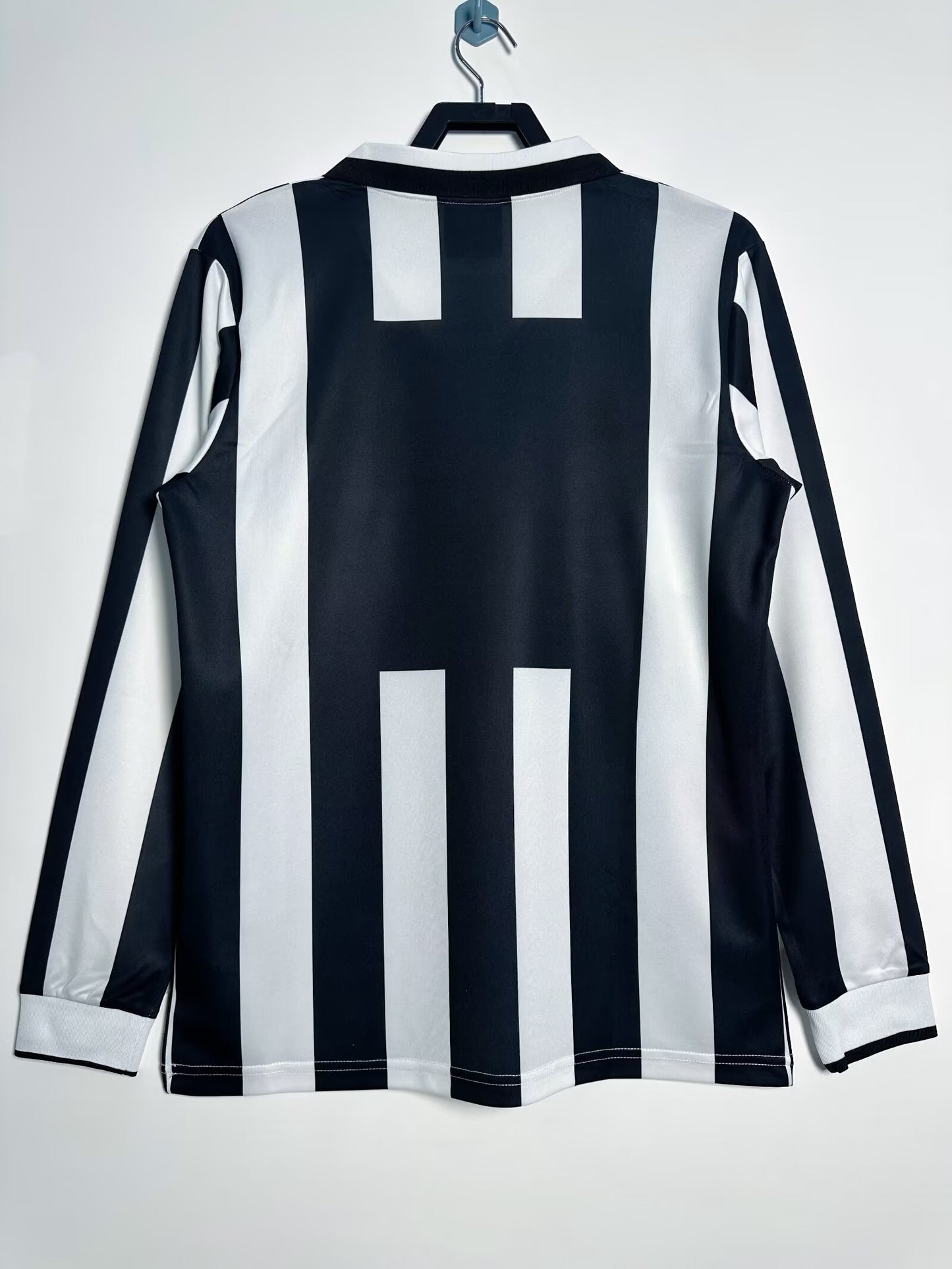 Long Sleeved Retro Juventus 1995/96 Home Kit