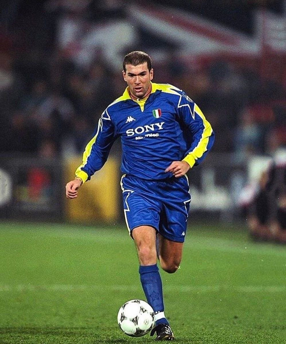Retro Juventus 97/98 Away Kit