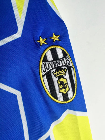 Long Sleeved Retro Juventus 1997/98 Away Kit
