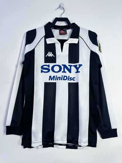 Long Sleeved Retro Juventus 1997/98 Home Kit