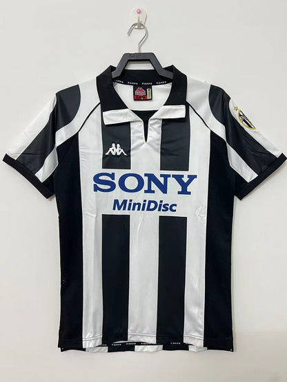 Retro Juventus 97/98 Home Kit