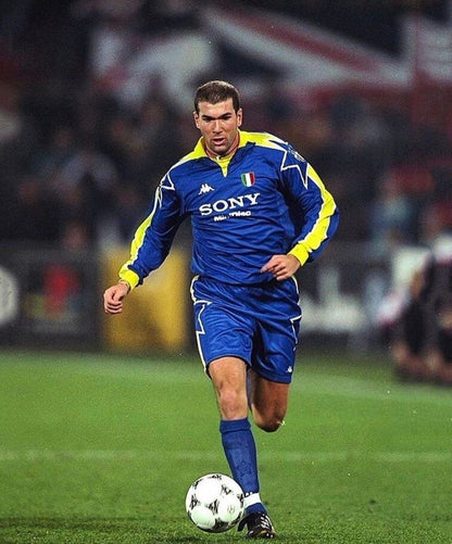 Retro Juventus 97/98 Away Kit