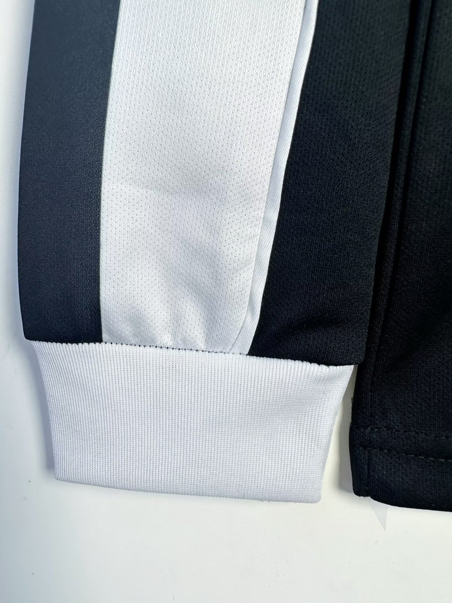Long Sleeved Retro Juventus 2002/2003 Champions League Home Kit